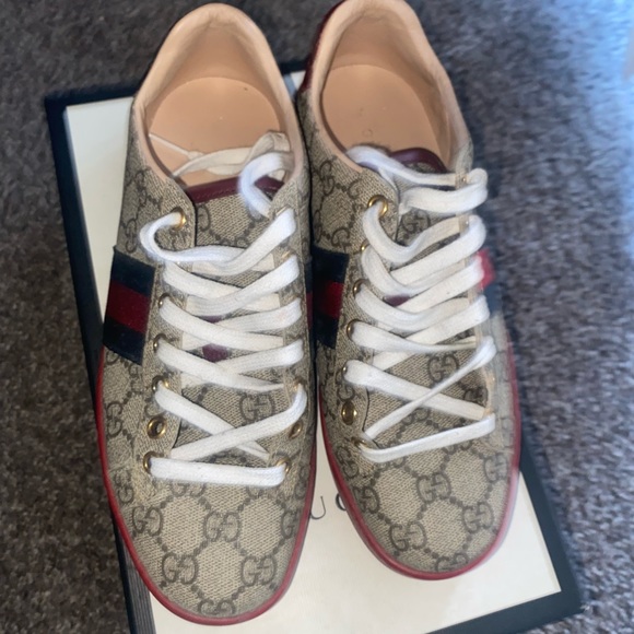 COPY - COPY - Gucci shoes - Picture 1 of 2